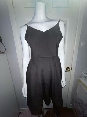 Black Sleeveless V-Neck Dress